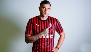 Theo Hernández posa con la camiseta del Milan 