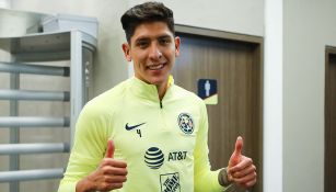 Edson Álvarez posa con ropa del América