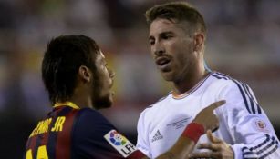 Neymar y Ramos hablan durante un juego entre el Barça vs Real Madrid