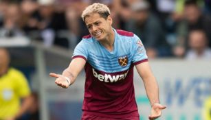 Chicharito durante un juego con el West Ham