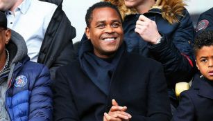 Patrick Kluivert, sonríe desde las gradas del estadio