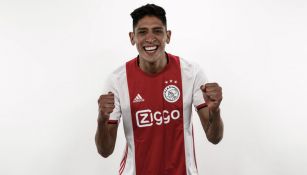 Edson posa con la playera del Ajax