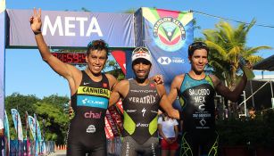 Participantes del Triatlón Xel-Há 2018 tras llegar a la meta