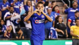 Roberto Alvarado festeja tras marcar gol