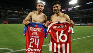 Héctor Herrera y Oribe Peralta tras el encuentro entre Chivas vs Atlético de Madrid