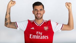 Dani Ceballos posa con la camisera del Arsenal 