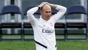Zidane se toca la cabeza en una práctica del Real Madrid