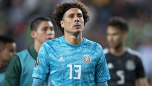 Guillermo Ochoa durante un partido con México en la Copa Oro