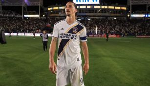 Zlatan Ibrahimovic durante un duelo con el Galaxy