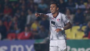 Jesús Isijara festeja su gol contra Morelia