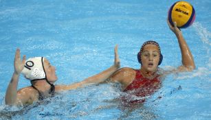 Kaleigh Gilchrist jugando un partido de waterpolo 