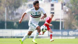 Eduardo Aguirre durante un partido con México