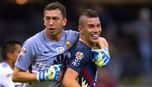 Agustín Marchesín y Mateus Uribe durante un partido contra Chivas