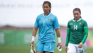 Cecilia Santiago y Katty Martínez al final del juego contra Paraguay