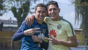 Agustín Marchesín y Edson Álvarez en un entrenamiento del Ame