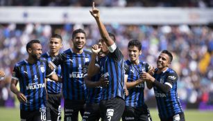 Luis Romo celebra anotación de los Gallos Blancos