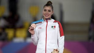 Dafne Navarro posa con la medalla de Bronce que ganó en Lima 2019