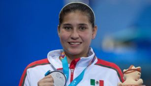 Dolores Hernández posa con su medalla de Plata 