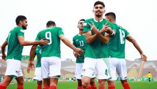 Jugadores del Tri celebran un gol contra Ecuador en Lima 2019