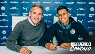 Cancelo durante la firma de su contrato con el Manchester City