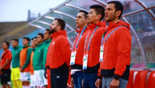 Jaime Lozano en la ceremonia de los himnos nacionales en el juego ante Honduras