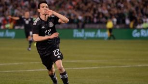 Chucky Lozano celebra un gol con México