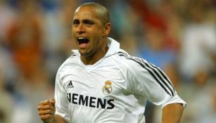 Roberto Carlos celebra un gol con el Real Madrid 