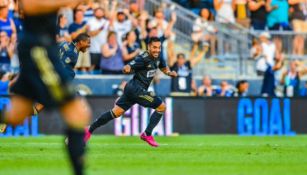 Marco Fabián festejando su anotación ante Chicago