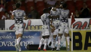 Jugadores del Atlas celebran anotación contra Veracruz