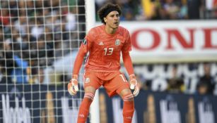 Memo Ochoa, en un juego con la Selección Mexicana 