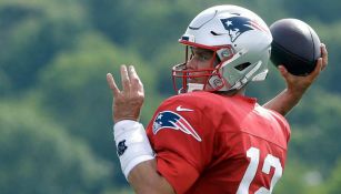 Tom Brady se prepara para lanzar el ovoide