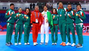 Ana Guevara junto a los medallistas de taekwondo