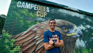 Paul Aguilar posa junto a un mural de la cancha rehabilitad 