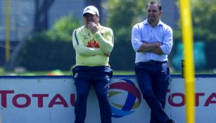 Miguel Herrera y Santiago Baños observan un entrenamiento del América