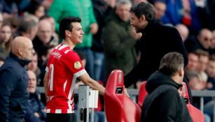 Lozano con Mark van Bommel, en un partido del PSV