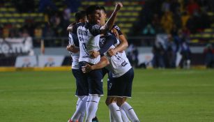 Jugadores de Rayados festejan un gol 