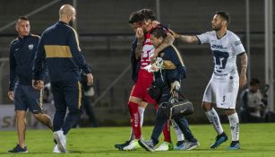 Miguel Fraga es llevado fuera del campo para ser atendido tras el choque