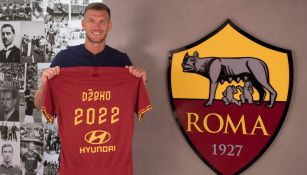 Edin Dzeko posa con la camiseta de la Roma tras su renovación