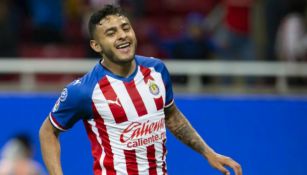 Alexis Vega festeja un gol con Chivas