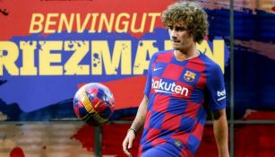 Griezmann domina el balón en su presentación con el Barcelona