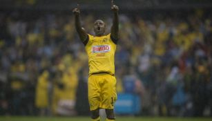 Chucho Benitez, en festejo en el Estadio Azteca