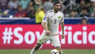 Jair Pereira conduce el balón en un juego del Tri en la Copa Oro 2017