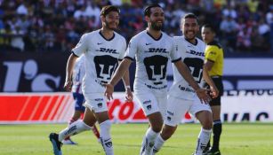 Luis Quintana festeja un gol con Pumas