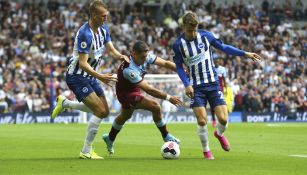 Chicharito pelea el balón en el partido ante el Brighton