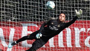 Keylor Navas ataja en un entrenamiento del Real Madrid