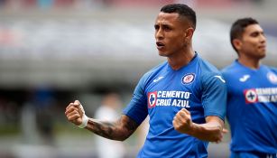 Yoshimar Yotún celebra un gol con Cruz Azul 