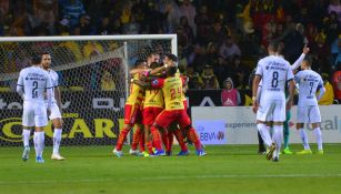 Jugadores de Morelia celebran gol contra Pumas