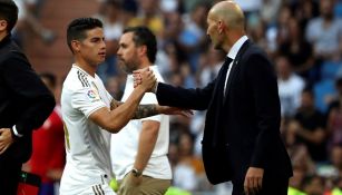 Zidane felicitando a James tras su regreso al Santiago Bernabéu