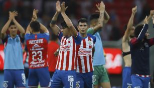 Jugadores de Chivas aplaudiendo a la afición rojiblanca