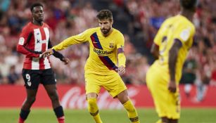 Piqué conduce el balón en el juego vs Athletic Club